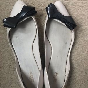 Bone 🦴 colored Melissa flats with bow!